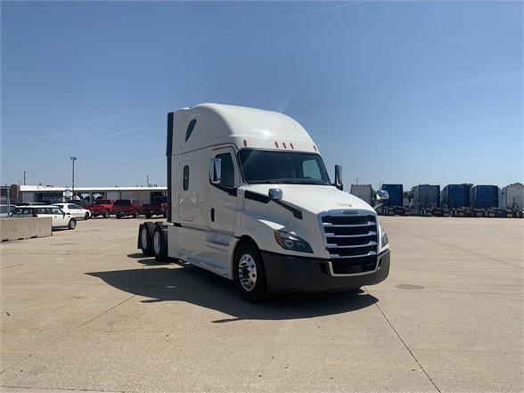 2021 FREIGHTLINER CASCADIA 126 - image 2 of 6