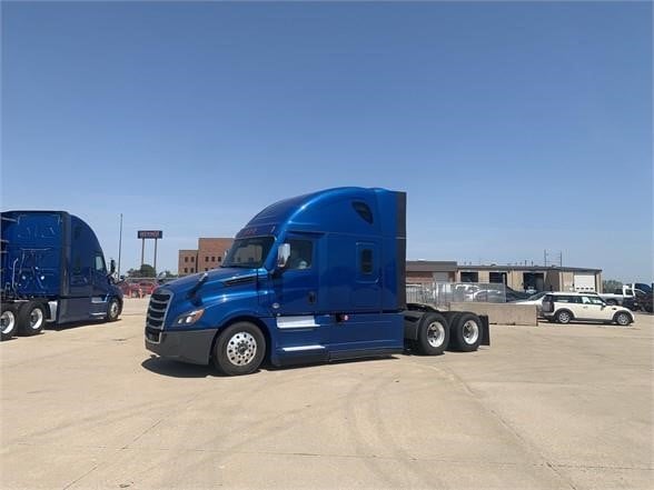 2021 FREIGHTLINER CASCADIA 126 - image 3 of 6