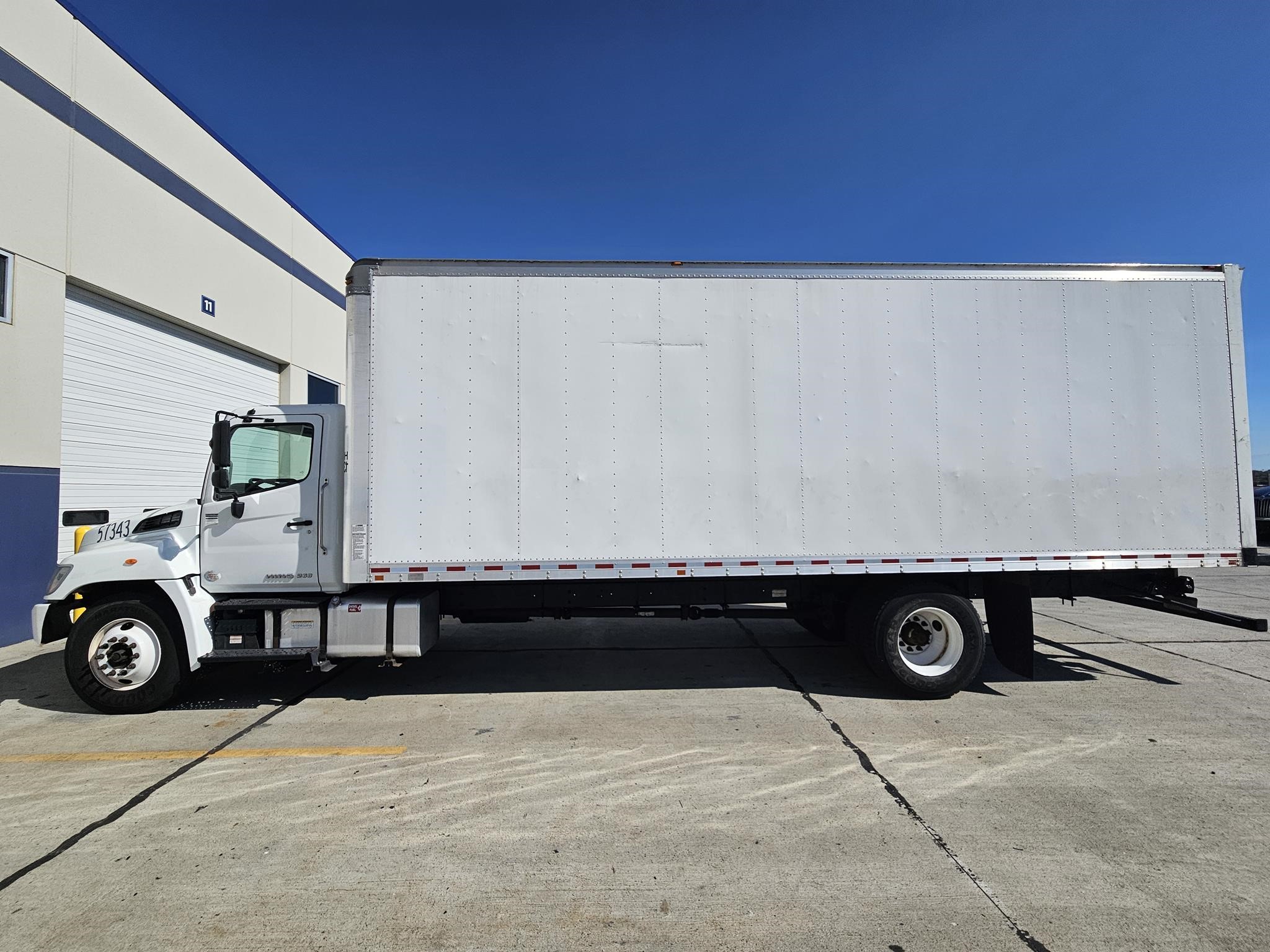 2019 HINO 268 - image 1 of 4