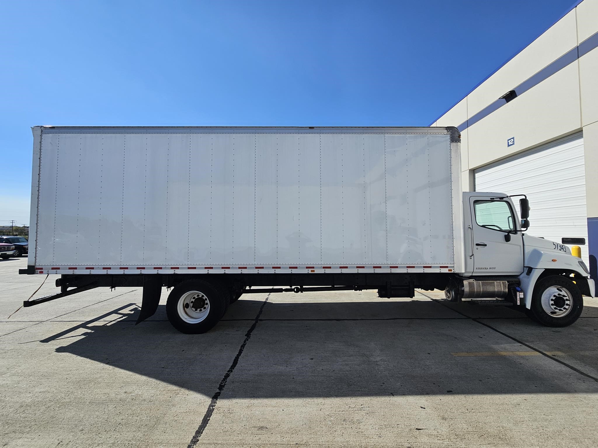 2019 HINO 268 - image 2 of 4