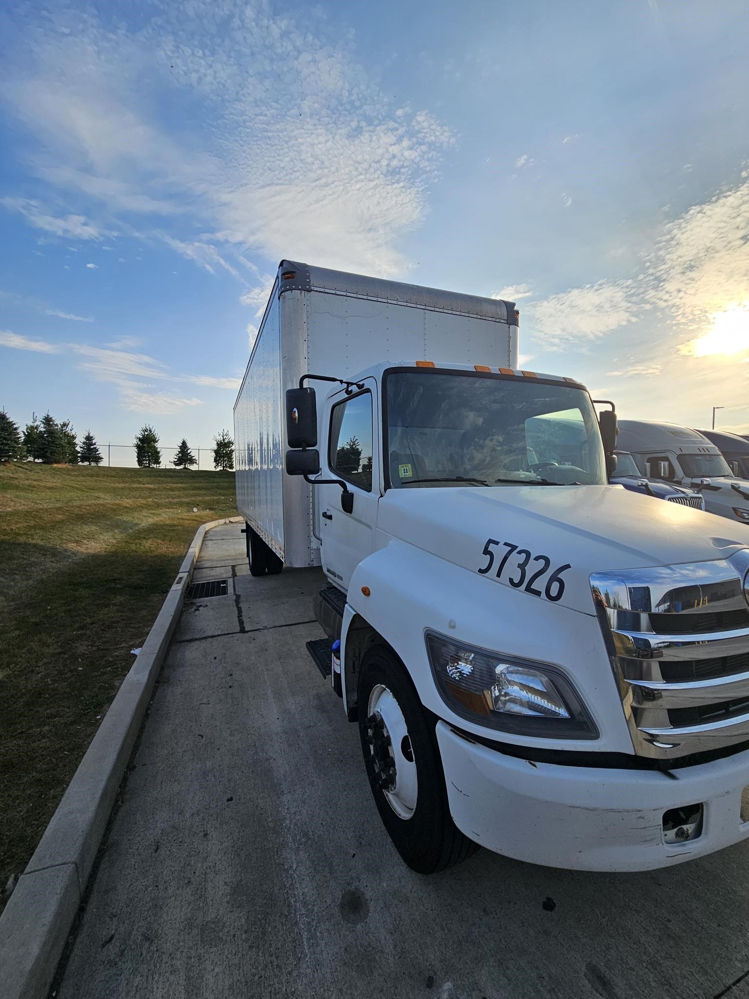 2019 HINO 268 - image 1 of 4