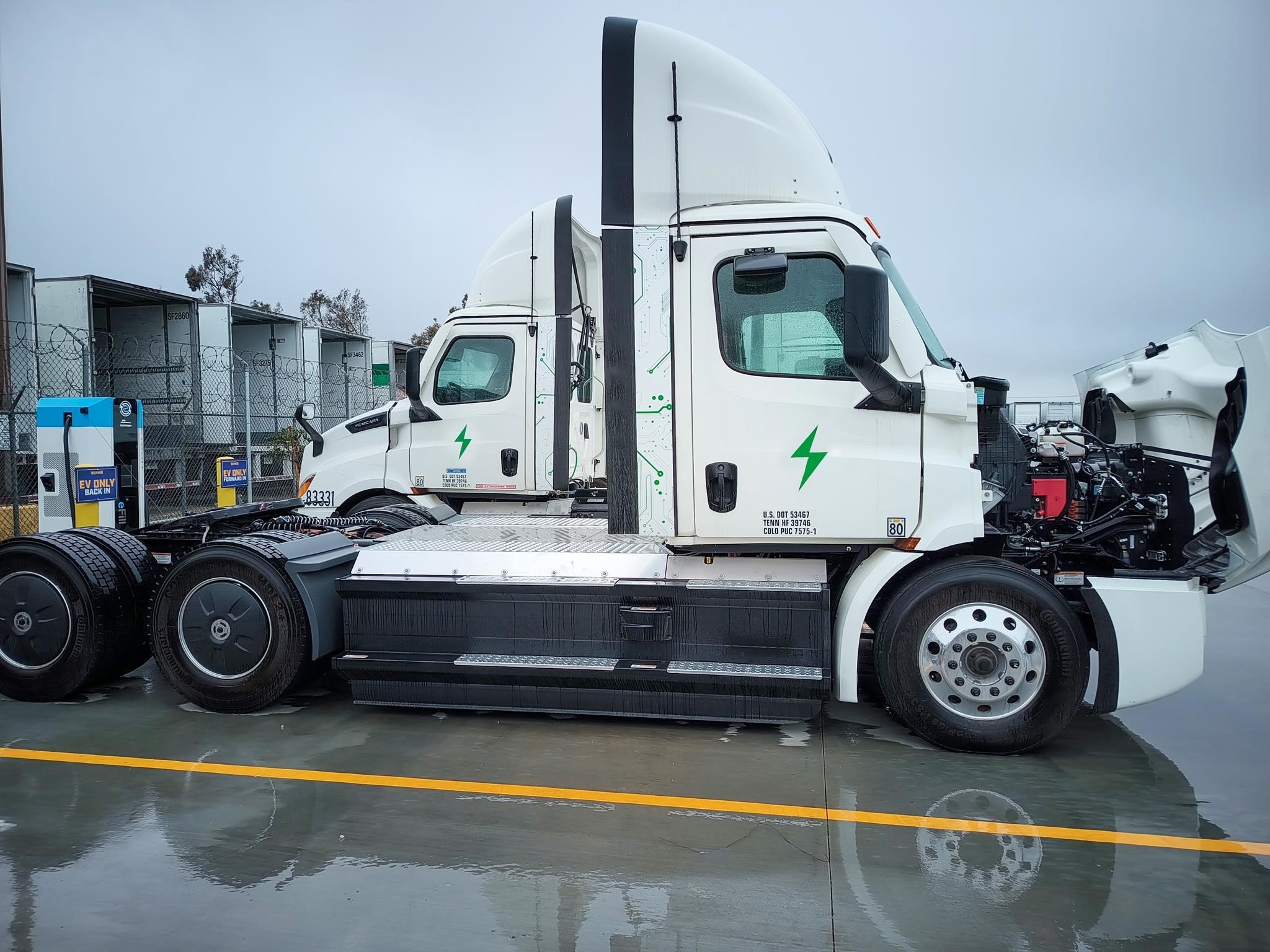 2024 FREIGHTLINER eCASCADIA 116 - image 2 of 3